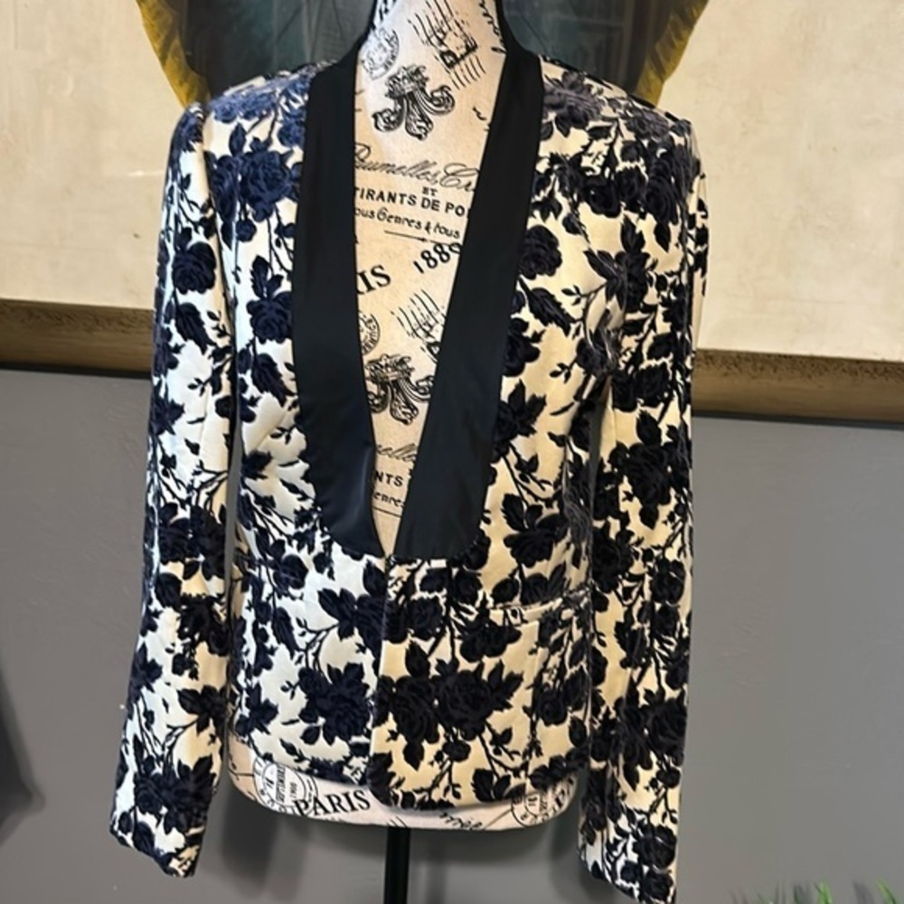 Tory Burch blazer. I wore to court a couple of times Size 6. Runs true to size